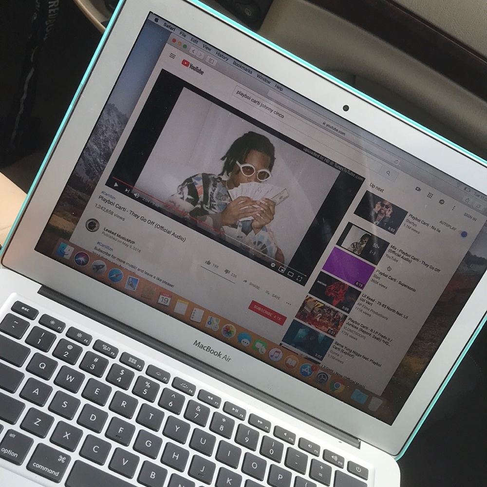 MacBook Air w/ charger hardly used